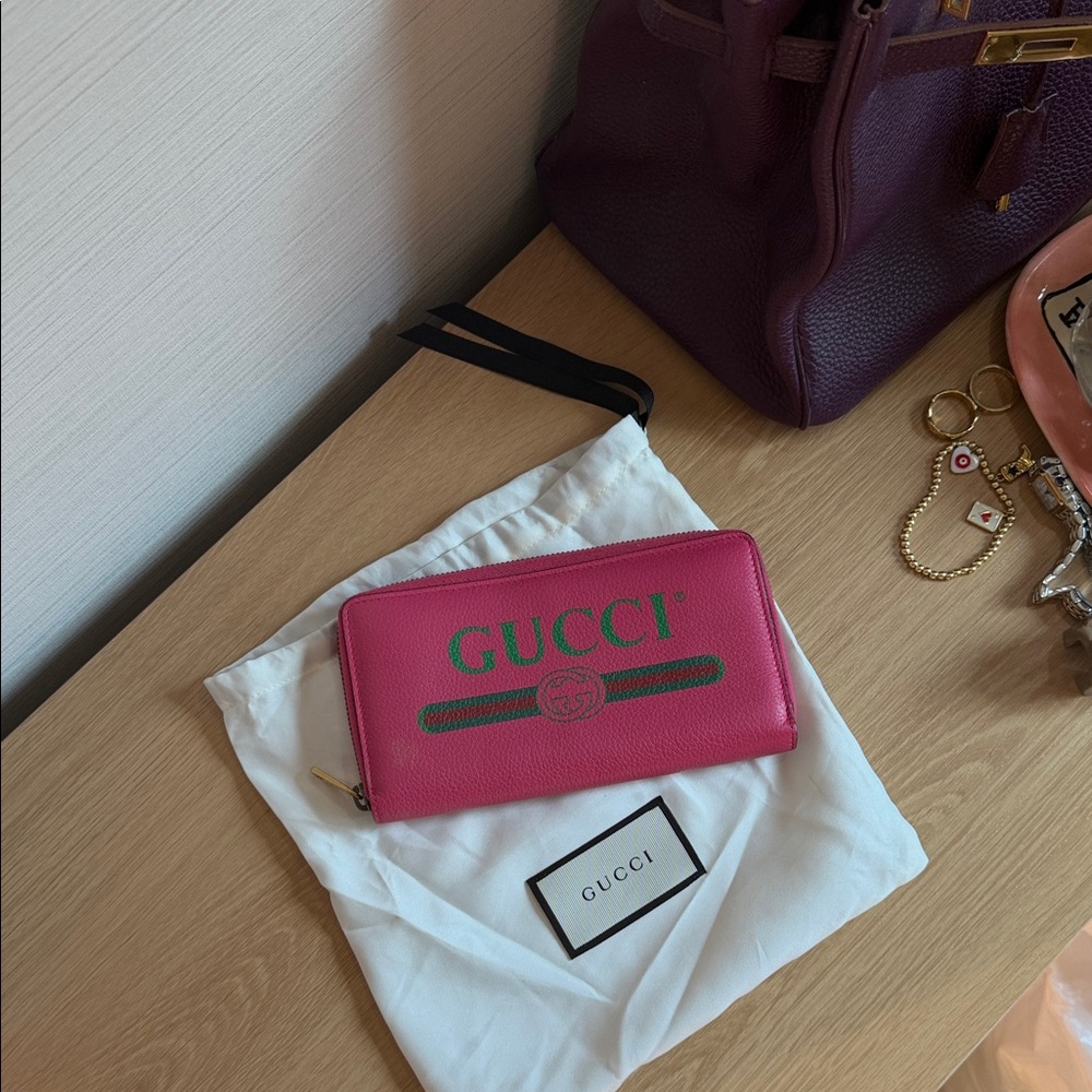 Authentic Gucci Fuchsia Wallet with Green Logo authentic
